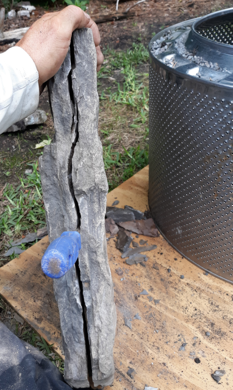 Splitting stone for the container.